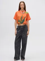 Camisa crop de viscosa con estampado abstracto en tonos marrones y rosados, cuello solapa y cierre frontal con botones.
