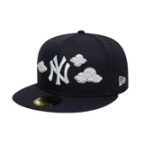 Gorra 59Fifty de visera plana New Era de los New York Yankees, color azul marino, con el logo clásico bordado en blanco en el frente y detalles de nubes bordadas con perlas sintéticas.
