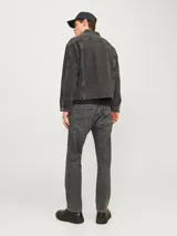 Jean de corte relaxed fit, color gris lavado, con diseño clásico de cinco bolsillos y cierre frontal con botones.