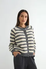 Saco tejido de punto con diseño a rayas horizontales en gris y beige, cuello redondo, cierre frontal con botones y mangas largas.