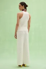 Pantalón de punto color blanco, de corte wide leg y diseño amplio con textura geométrica en relieve. Cuenta con cintura elástica y cordón ajustable.