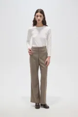 Pantalon de vestir de corte recto y tiro alto, con estampado de cuadros pequeños en tonos marrones y beige.