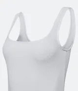 Vestido midi de corte ajustado, confeccionado en tejido acanalado de algodón con mezcla de poliéster y elastano. Presenta escote cuadrado, tirantes medios y diseño sin mangas, ofreciendo una silueta básica y versátil.