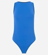 Body básico color rojo, con cuello halter, sin mangas y confeccionado en poliamida. Tiene forro en el busto.