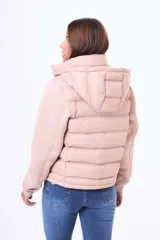 Campera negra de estilo híbrido, con cuerpo acolchado y mangas de tejido liso. Presenta cuello alto, cierre frontal y puños elásticos.