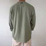 Camisa de lino manga larga de color blanco, con cuello mao y cierre frontal con botones.