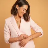 Pulsera de eslabones ovalados entrelazados en combinación de oro amarillo y oro blanco de 9k.