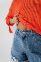 Short de jean celeste con lavado artesanal, corte extra wide, tiro alto y roturas en las piernas.