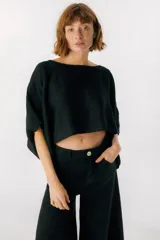 Blusa color beige de lino, con escote bote y mangas cortas amplias, de corte holgado y corto.