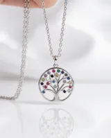 Collar de plata 925 con dije circular calado en forma de árbol de la vida, adornado con circonias multicolor incrustadas en las ramas.