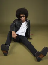 Chaqueta de cuero negro con cierre frontal y bolsillos con cierre y solapa.