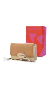 Billetera mediana de símil cuero bicolor en tonos tostado y beige, con presilla frontal, placa metálica con el logo de la marca y tira de muñeca. Incluye tarjeteros, compartimento para billetes y monedero con cierre.