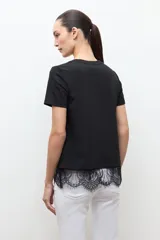 Remera oversized color topo con detalle de encaje en el ruedo, de manga corta y cuello redondo.