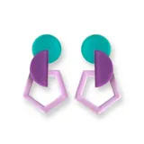 Par de aros colgantes con forma geométrica, con un círculo verde agua, un semicírculo violeta y un pentágono lila.