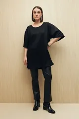 Remera marrón metalizada de manga corta con textura acanalada.