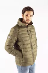 Campera puffer de diseño acolchado en color azul oscuro, con cuello elevado, cierre frontal completo y bolsillos laterales con cierre. Incluye un bolsillo adicional en el pecho y capucha oculta.