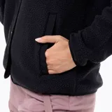 Campera polar sherpa de mujer en color negro, con cuello alto, cierre de botones a presión, bolsillos frontales con refuerzo en nylon y parche con logo de la marca en el pecho.