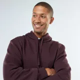 Buzo con capucha color borgoña, de corte clásico, con bolsillo tipo canguro y cordones ajustables.