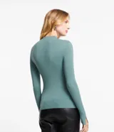 Blusa verde oscuro de viscosa con cuello alto y mangas largas con abertura en el puño.