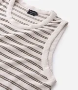 Musculosa de punto texturizado color beige con rayas horizontales en gris oscuro, cuello redondo y corte cómodo.