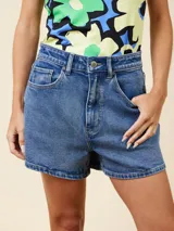 Short de jean de tiro alto con corte slim fit, confeccionado en denim azul clásico con costuras en contraste.