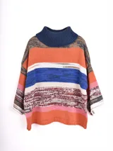 Polera de punto con cuello alto y mangas 3/4, con un diseño de rayas horizontales en tonos naranja, azul, blanco, rosa y bordó.