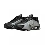 Championes Nike Shox R4 de diseño técnico en color negro total. Presentan la icónica tecnología de amortiguación Shox en el talón, con una estructura de columnas que proporciona soporte y respuesta. El exterior combina cuero sintético con paneles perforados para mayor ventilación y un acabado elegante.