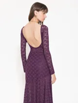 Body negro de encaje elastizado con mangas largas, escote delantero cerrado y espalda cavada.