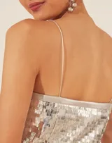 Vestido largo de fiesta color gris plateado, con lentejuelas y corte ajustado.