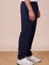 Pantalón deportivo jogger recto negro con bolsillos laterales con cierre.