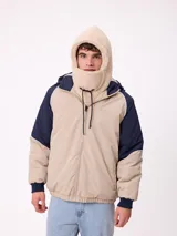 Pasamontañas de tejido tipo corderito sintético en color negro, con diseño de capucha integrada y cordones ajustables en la parte frontal.