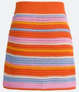 Minifalda tejida a crochet con rayas horizontales de colores contrastantes.