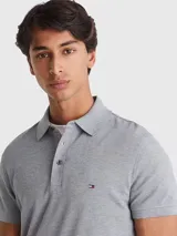 Chomba gris de corte slim, con cuello polo y tapeta de dos botones. Logo de Tommy Hilfiger bordado en el pecho.