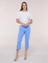 Pantalón capri estilo sastrero de tiro alto, color celeste, con cintura ancha elastizada sin cierres, bolsillos funcionales en el frente y bolsillos simulados en la parte posterior.