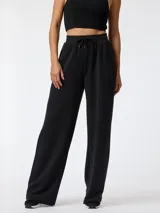 Pantalón deportivo ancho negro de modal, con cintura elástica con cordón de ajuste y bolsillos laterales.