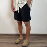 Bermuda de lino color negro con corte recto por encima de la rodilla, cuenta con bolsillos laterales y cintura elástica.