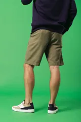 Bermuda de gabardina color verde oliva, corte recto y largo a la rodilla.