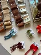 Caravanas colgantes de diseño irregular con base circular texturizada en tono dorado y flecos largos de strass brillantes.