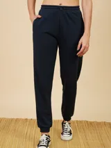 Pantalón deportivo tipo jogging color azul marino, confeccionado en 60% algodón y 40% poliéster.