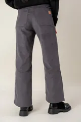 Pantalon de pana en color gris oscuro, de corte recto y tiro medio. Cuenta con bolsillos traseros y etiqueta decorativa de la marca.