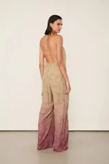 Mono largo de viscosa con estampado efecto reptil en degradé de beige a bordó, escote halter en V y pantalón de corte recto.
