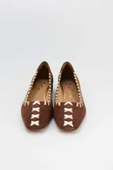 Mocasines de gamuza negra con detalle de costuras cruzadas en tono bronce a lo largo del borde y en la puntera. Poseen un taco bajo cuadrado de 2 cm.