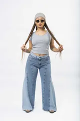 Remera de manga corta color marrón, con escote redondo y tejido acanalado.