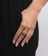 Anillo rojo de nylon con diseño de cadenas entrelazadas, realizado artesanalmente en Italia con impresión 3D y tamaño regulable.