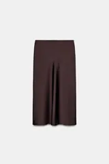 Falda midi negra de tejido satinado, corte recto y tiro alto con cintura elástica.