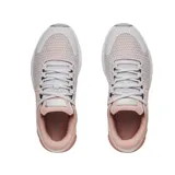 Championes de running Under Armour modelo Charged Rogue 2.5, color negro con suela blanca. Presentan un diseño de malla transpirable, logo de la marca en el lateral y refuerzo en el talón para mayor estabilidad.