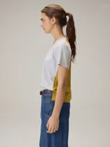 Remera de manga corta color amarillo claro, con cuello redondo y diseño básico.