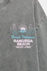 Remera de algodón con efecto lavado, corte oversize, cuello redondo y manga corta. Presenta un estampado frontal pequeño en el pecho con motivos playeros y texto alusivo a Rangiroa Beach.