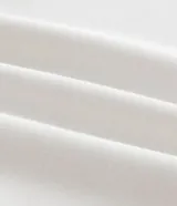 Pantalón deportivo de corte recto confeccionado en modal, con cintura elástica, cordón ajustable y bolsillos delanteros aplicados.