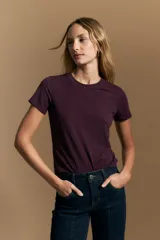 Remera básica de manga corta con cuello redondo y silueta ajustada, confeccionada en una mezcla de lyocell y elastano que proporciona una textura suave, liviana y elástica.